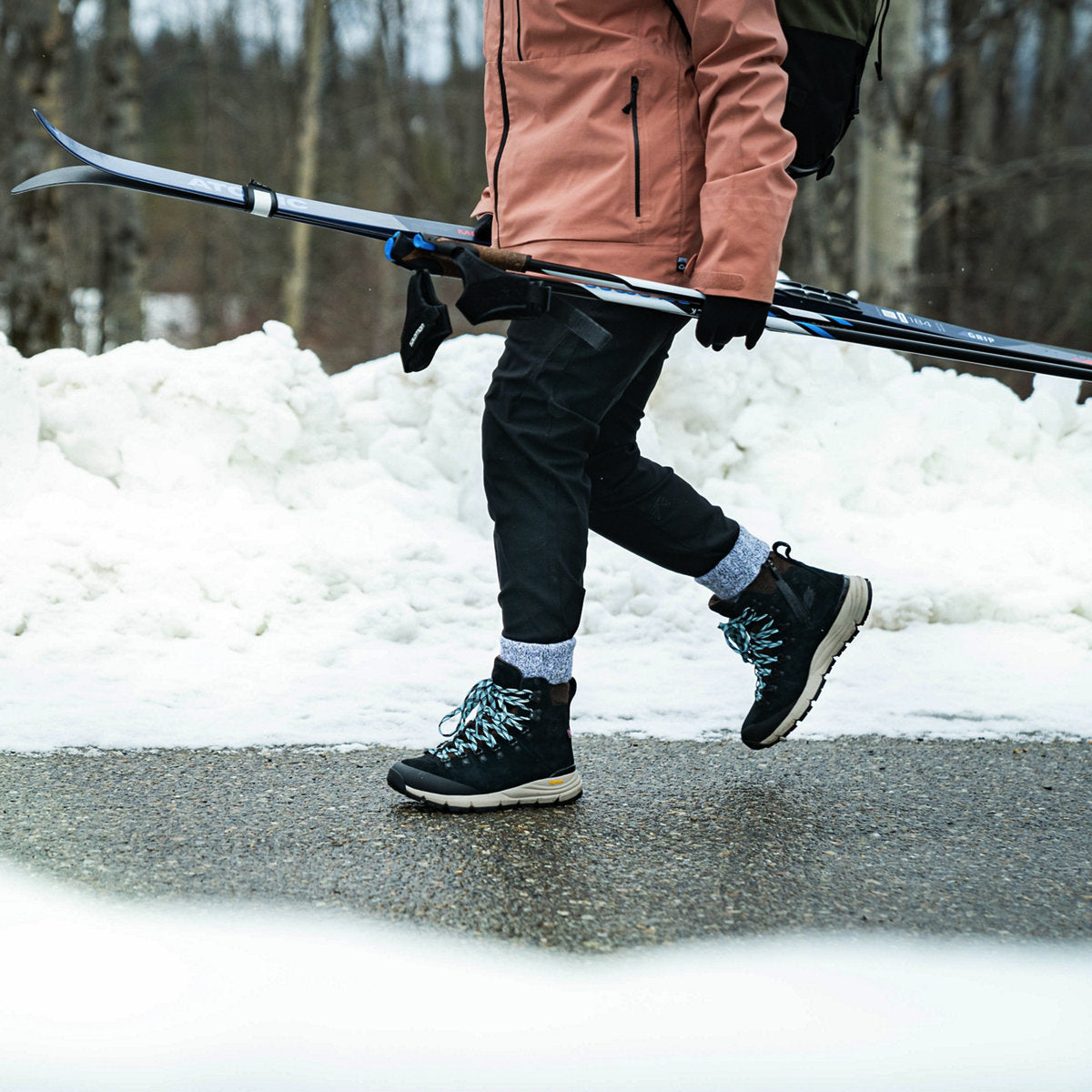 Arctic 600 Side-Zip Black/Spark Blue Insulated 200G